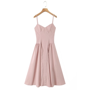Détail de la robe de princesse rose avec décolleté en cœur et design de jupe plissée