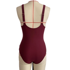 Détail d'un maillot de bain bordeaux une pièce avec bretelles et dos nu élégant