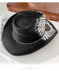 Détail du chapeau de cowboy en paille noire avec motifs totem blancs et chaîne argentée