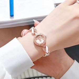 Dettaglio del cinturino in oro rosa a forma di foglia con intarsi in ceramica e strass