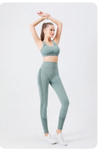 Détail de legging sans couture vert chiné à taille haute avec empiècements en mesh