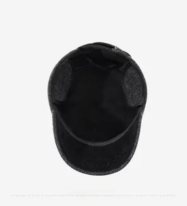 Dettaglio della calda fodera in pile nero e del paraorecchie all'interno del cappello invernale