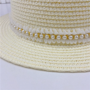 Chapeau de paille d'été à haut plat avec dentelle blanche et perles pour le soleil