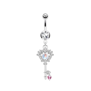 Dettaglio macro del piercing all'ombelico a chiave d'argento con cuore rosa