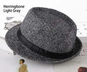 Détail du tissu à chevrons gris clair et ruban noir sur un chapeau fedora pour homme