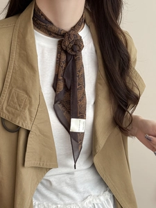 Détail de l'étiquette de l'écharpe en soie et coton avec motif paisley vintage chic