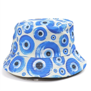 Dettaglio cappello alla pescatora bianco con stampe Evil Eye e tesa cucita