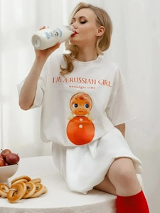 Γυναικείο βαμβακερό λευκό T-shirt με vintage στάμπα πορτοκαλί ρωσικής κούκλας