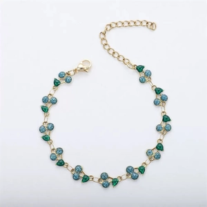 Boho-Halskette mit 14K Goldbeschichtung und blauen Glitzer-Kirschen mit grüner Emaille