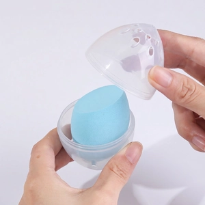 Spugnetta trucco azzurra con custodia trasparente a forma di uovo con fori d'aria