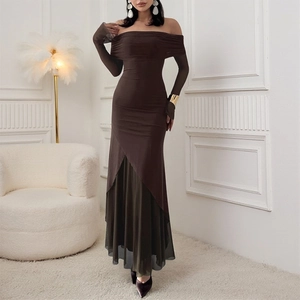 Robe longue moulante marron chocolat à épaules dénudées avec patchwork en résille