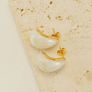 Boucles d'oreilles vintage en acier inoxydable plaqué or 18k avec résine blanche
