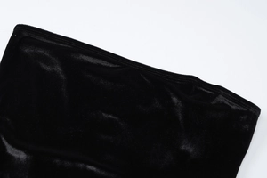 Detailaufnahme von schwarzem Samtstoff mit feinen Nähten an einem trägerlosen Kleid