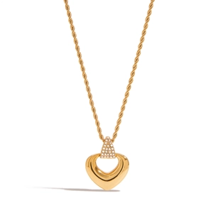 Collier cœur doré avec strass et chaîne torsadée sur fond blanc immaculé