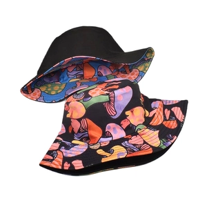 Cappello a secchiello reversibile con colore nero solido e stampa di funghi colorati vivaci