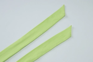 Vue détaillée des lanières licou vert citron avec texture de tissu fine et coutures