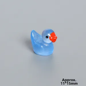 Makrofoto einer 11x15mm blauen leuchtenden Harz-Ente für Miniatur-Landschaftsbau