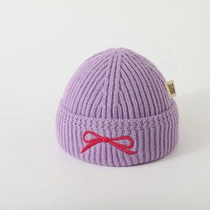 Cappello bimbo in maglia viola chiaro con fiocco rosa e morbida trama a coste