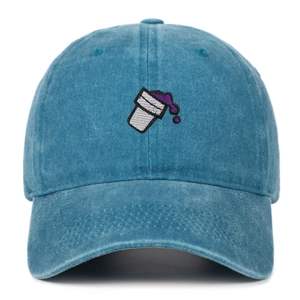 Détail d'une casquette de baseball en coton bleu délavé vintage avec broderie de qualité