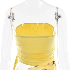Vue détaillée du haut bustier jaune avec couture au dos et texture de tissu élastique