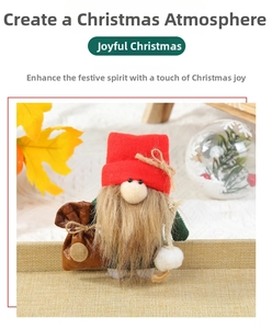 Détail d'un gnome de Noël avec bonnet rouge et sac brun sur fond festif chaleureux