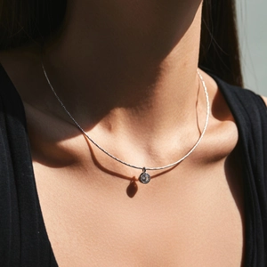 Collier ras du cou élégant en argent 925 avec pendentif solitaire en zircon sur un mannequin