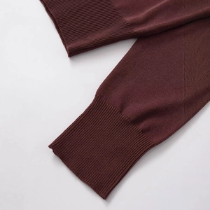 Top a polo in maglia marrone scuro con cuciture fini e polsini a coste di qualità