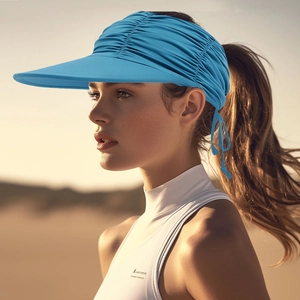 Detail eines königsblauen Sonnenhuts aus elastischem, plissiertem Kühlgewebe für Damen