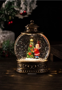 Détail d'une lanterne de Noël en bronze avec un garçon et un sapin sous une lumière chaude