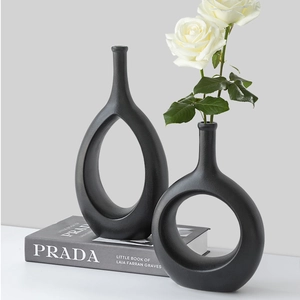 Moderne minimalistische zwarte keramische geometrische vazen set met matte afwerking