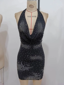 Detail eines schwarzen Neckholder-Bodycon-Kleides mit schimmernden Pailletten und Wasserfall-Dekolleté
