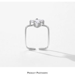 Vue détaillée d'une bague en argent S925 avec un zircon carré dans un serti à quatre griffes