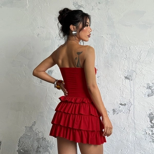 Detailansicht des roten trägerlosen Stufenkleides mit rückenfreiem Slim-Fit-Design