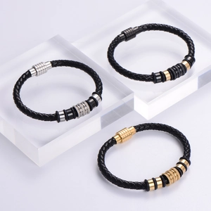 Set di tre bracciali in pelle intrecciata con chiusure magnetiche in oro argento e nero