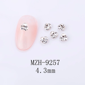 Vue macro de strass pour ongles en forme de trèfle de 4,3 mm au fini cristallin
