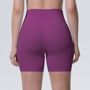 Détail du short de yoga taille haute prune avec couture en V pour un effet galbant fessier