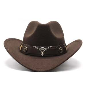 Détail d'un chapeau de cowboy en feutre marron avec bande en cuir et tête de taureau argent