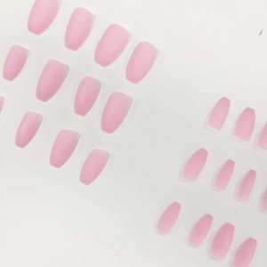 Faux ongles rose mat de forme cercueil long présentés sur un kit de 30 pièces