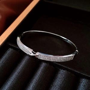 Vue macro détaillée d'un bracelet plaqué or 18 carats avec des zircons scintillants