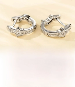 Détail de boucles d'oreilles étoile argentées avec diamètre intérieur de 8 mm