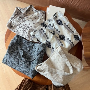 Lot de quatre sacs cabas en coton et lin avec broderies ethniques et motifs paisley