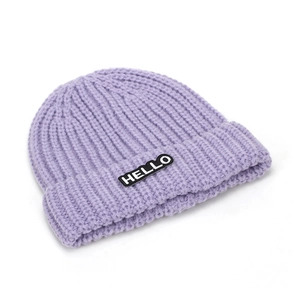 Gros plan détaillé du bonnet en maille violet clair avec écusson tissé Hello noir