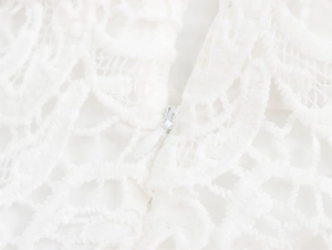 Détail du tissu en dentelle blanche avec fermeture éclair invisible haute qualité au dos de la robe