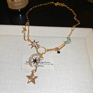 Collier doré luxueux avec pendentif lune et étoile en zircons bleus de style français