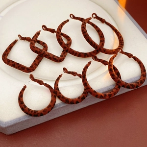 Ensemble de boucles d'oreilles léopard de formes carrée et ronde sur présentoir