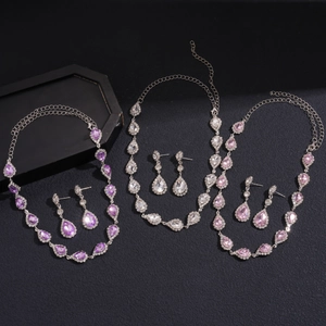 Ensemble collier et boucles d'oreilles de luxe avec cristaux en goutte d'eau colorés