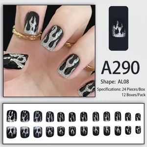 Unghie finte corte nere con design a fiamme glitterate argento e forma a mandorla