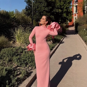 Robe Maxi Rose À Col Montant Avec Poignets À Fleurs En Trois Dimensions Satin Épissé Coupe Ajustée Fente Latérale Soirée