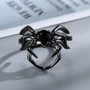 Dunkler schwarzer Spinnenring mit tropfenförmigem Edelstein im Gothic-Punk-Stil