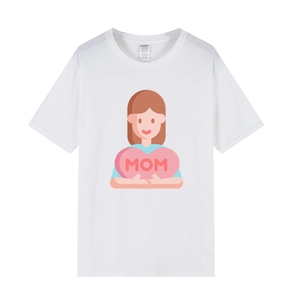 Détail d'un t-shirt blanc en coton avec motif de fête des mères et l'inscription MOM